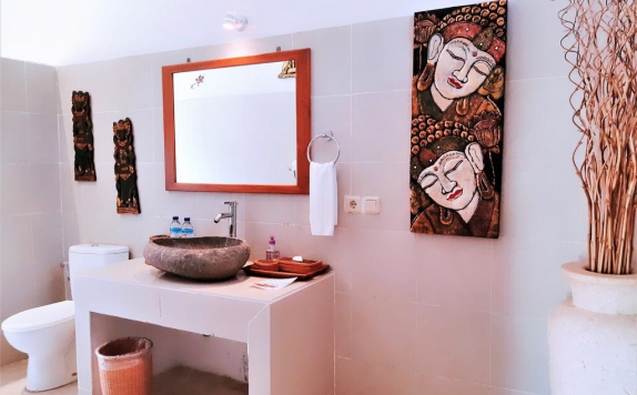 bathroom di The Beach House Resort Lombok