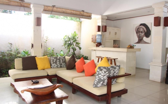 interior di The Beach House Resort Lombok