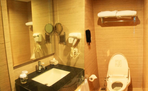 Bathroom di The Bellevue Suites, Jakarta