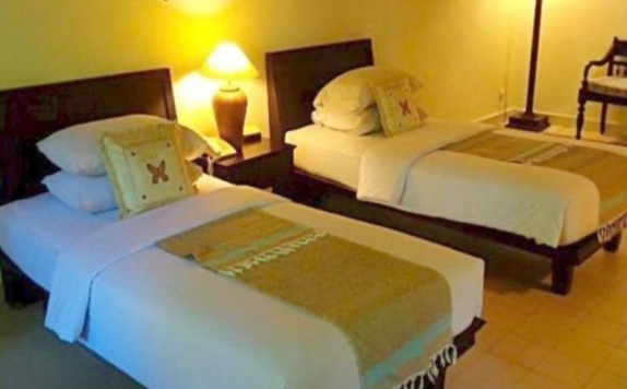 guest room twin bed di The Benoa Beach Front Villas & Spa