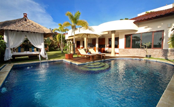 Swimming Pool di The Beverly Hills Bali