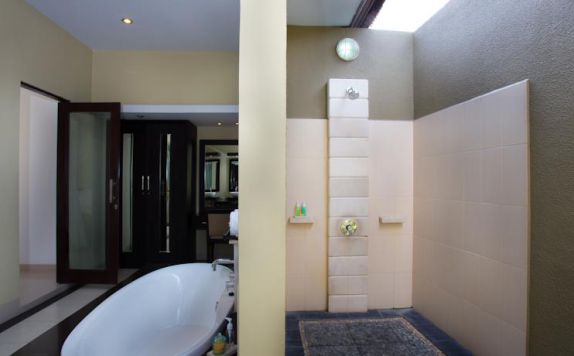 Bathroom di The Bidadari Villas and Spa