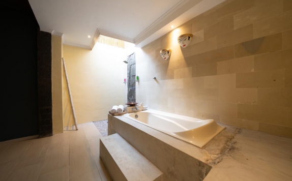 Tampilan Bathroom Hotel di The Catur Villa Office