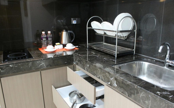 Kitchen di The Centro Hotel and Residence