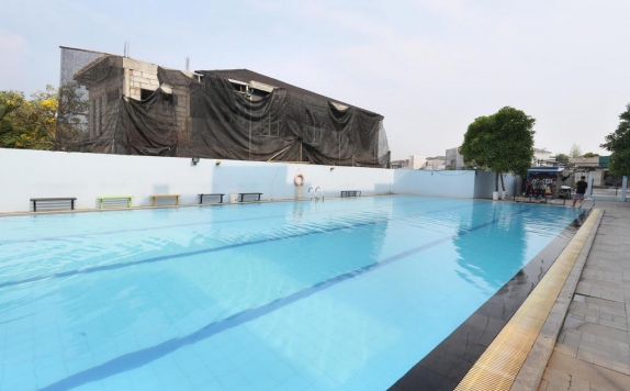 Swimming pool di The Centro Hotel and Residence