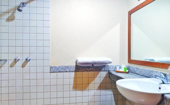 Bathroom di The Cipaku Garden Hotel