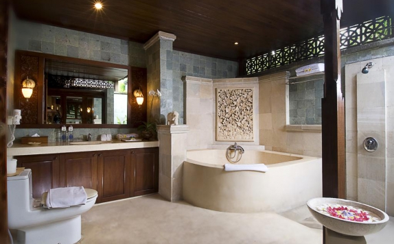 Tampilan Bathroom Hotel di The Citta Luxury Residence