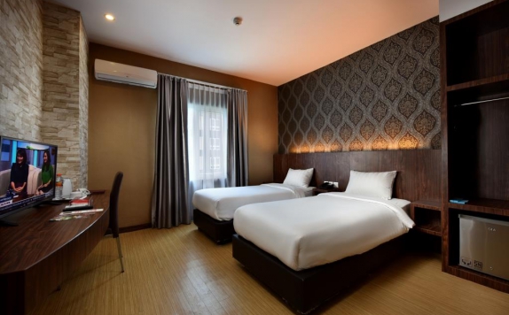 kamar tidur di The Crew Hotel Medan
