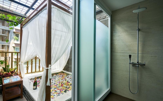 Bathroom di The Crystal Luxury Bay Resort