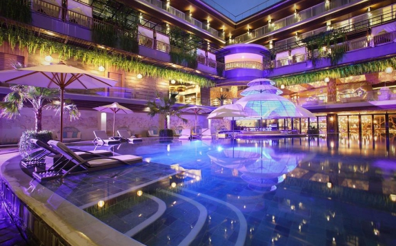Swimming Pool di The Crystal Luxury Bay Resort