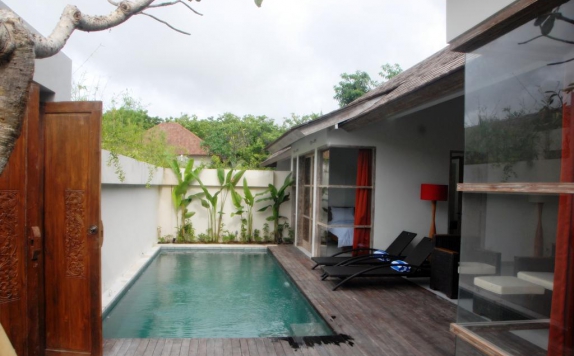 Outdoor Pool Hotel di The Decks Bali