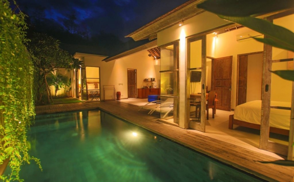 Outdoor Pool Hotel di The Decks Bali