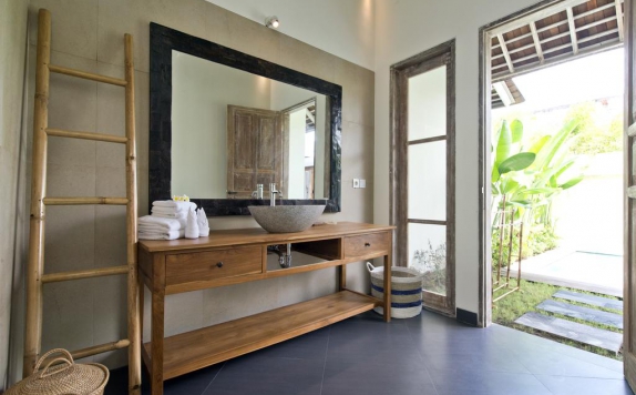 Tampilan Bathroom Hotel di The Decks Bali