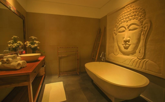Tampilan Bathroom Hotel di The Decks Bali