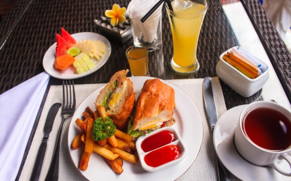 Food and Beverage Hotel di The Diana Suite Tuban