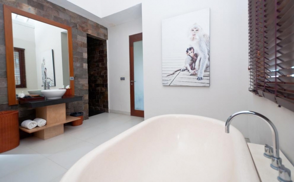 Tampilan Bathroom Hotel di The Dipan Resort, Villas and Spa