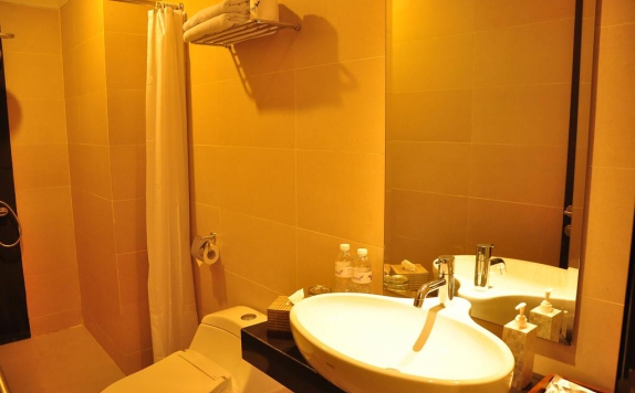Tampilan Bathroom Hotel di The Evitel Resort Ubud
