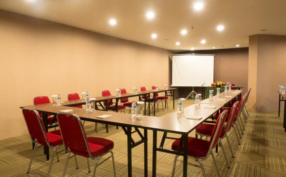 Meeting room di The Gloria Suites Jakarta