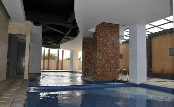Swimming Pool di The Gloria Suites Jakarta