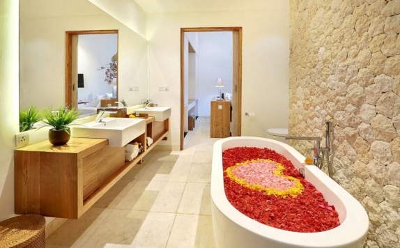 Tampilan Bathroom Hotel di The Jimbaran Villa