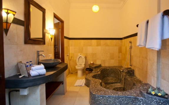 bathroom di The Junno Villa by Nagisa Bali