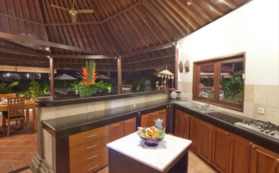 kitchen di The Junno Villa by Nagisa Bali