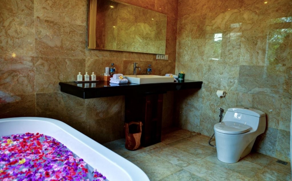 Bathroom di The Kampung Resort Ubud