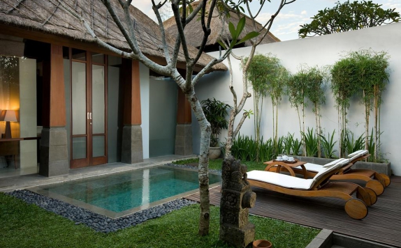 Swimming Pool di The Kayana Seminyak Bali