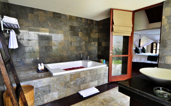Tampilan Bathroom Hotel di The Khayangan Dreams Villa Umalas