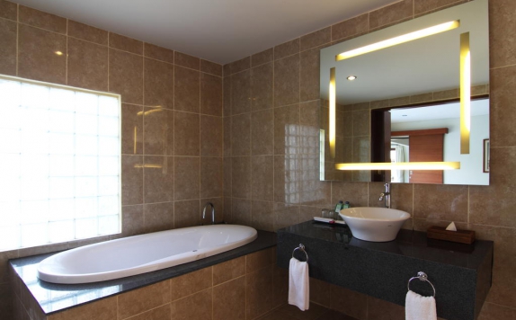 Bathroom di The Kings Villas and Spa Sanur