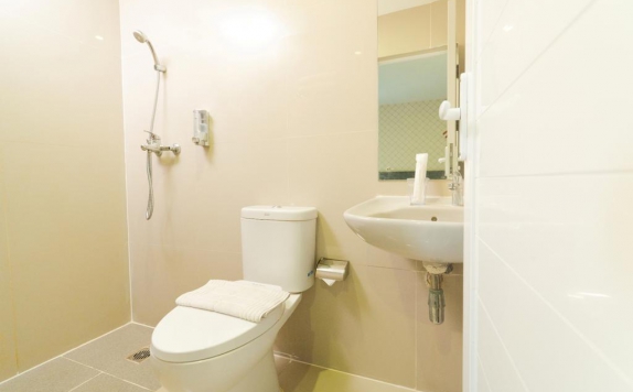 Tampilan Bathroom Hotel di The KNO Kualanamu