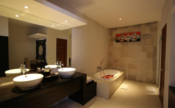 Bathroom di The Light Exclusive Villas & Spa