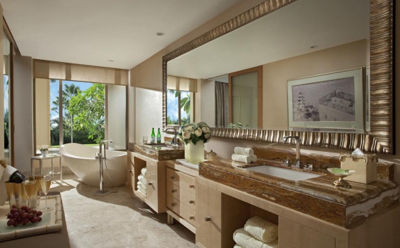 Bathroom di The Mulia Nusa Dua Suites