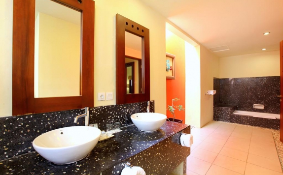 Bathroom di The Mutiara Jimbaran Boutique Villas