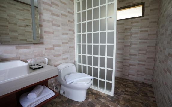 Tampilan Bathroom Hotel di The Onsen Resort