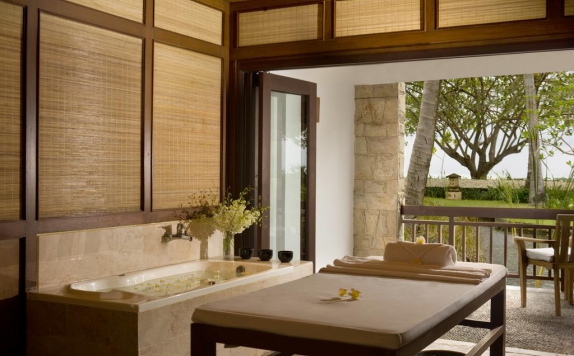 Bathroom di The Patra Bali Resort & Villas
