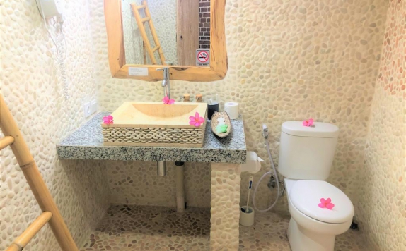 Tampilan Bathroom Hotel di The Princess of Mentigi Bay