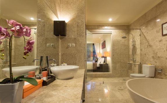 Tampilan Bathroom Hotel di The Reika Villas by Nagisa Bali