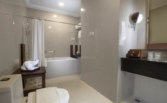 Bathroom di The Rich Jogja Hotel