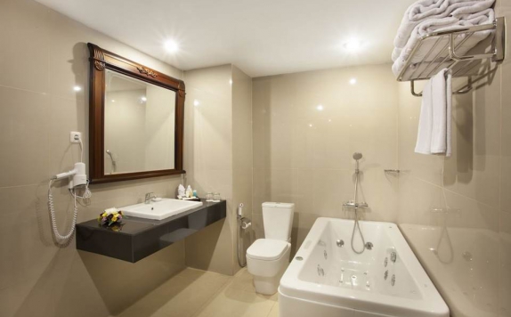 Bathroom di The Rich Jogja Hotel