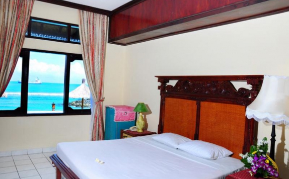 Tampilan Bedroom Hotel di The Rishi Candidasa Beach Hotel