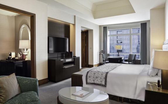 bedroom di The Ritz Carlton Hotel Pacific Place