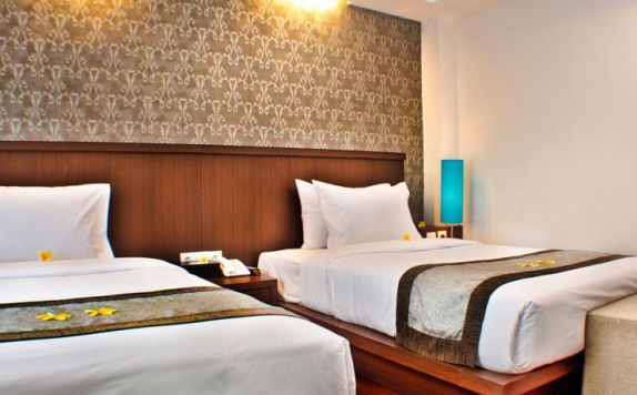 guest room twin bed di Royal Singosari Kuta