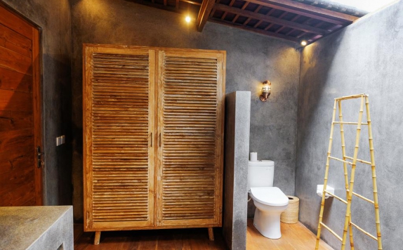 Tampilan Bathroom Hotel di The Secret Jungle Villas
