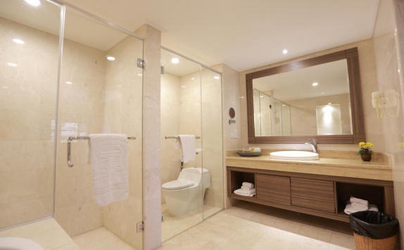 Tampilan Bathroom Hotel di The Singhasari Resort and Convention