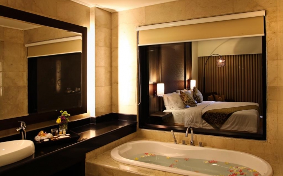 Tampilan Bathroom Hotel di The Singhasari Resort and Convention