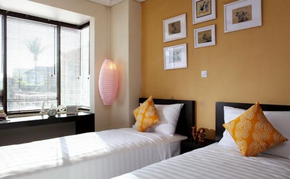 guest room twin bed di The Spot Hotel