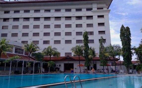 Swimming Pool di The Sunan Hotel