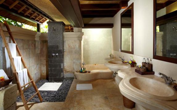 Bathroom di The Sungu Resort And Spa