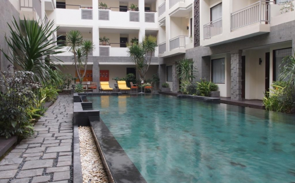 Swimming Pool di The Sunset Hotel & Restaurant